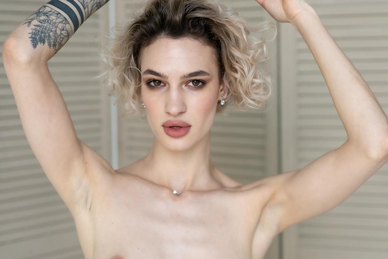 20P A beleza glamorosa Valentina posa em sua lingerie em sua compilação erótica