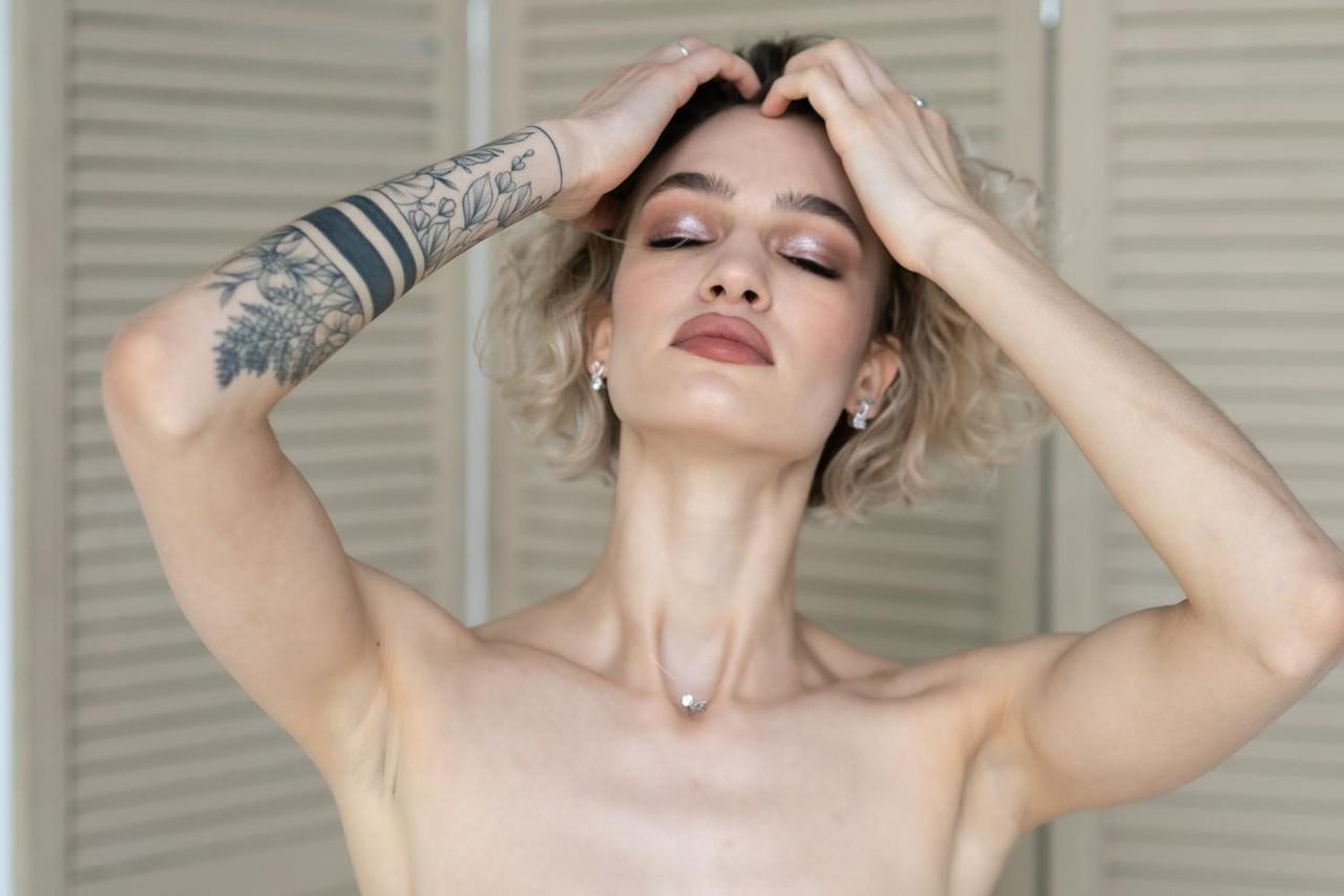 20P A beleza glamorosa Valentina posa em sua lingerie em sua compilação erótica
