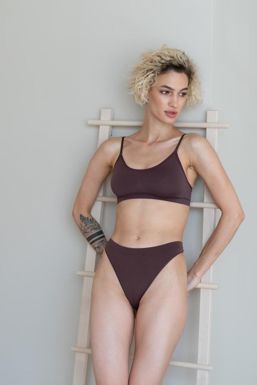 20P A beleza glamorosa Valentina posa em sua lingerie em sua compilação erótica