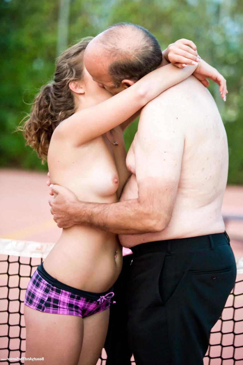 20P Das junge Babe Bunny Baby gibt einem Senior einen Outdoor-BJ und lässt sich von ihm die Muschi lecken