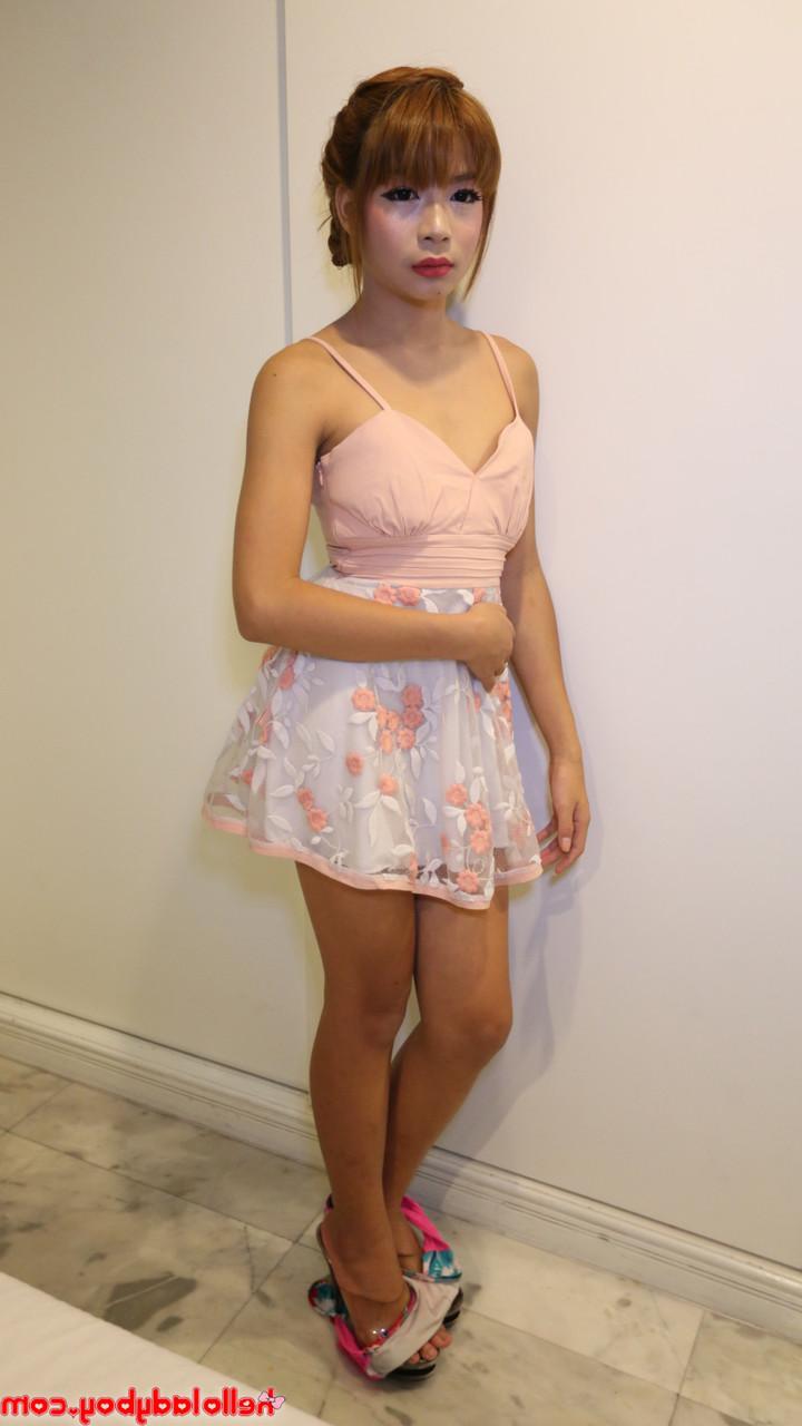 20P Jolie transexuelle asiatique montre son petit corps en lingerie sexy.