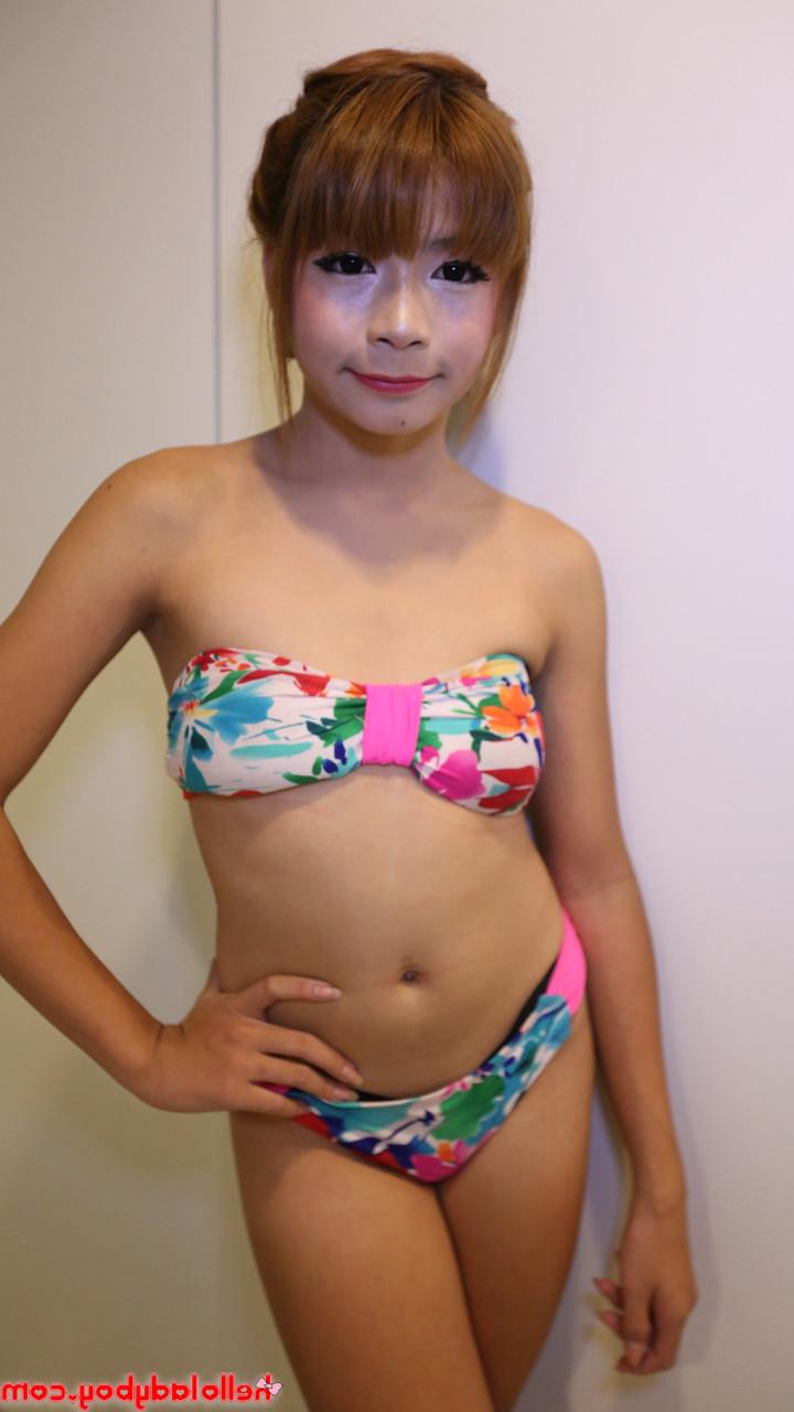 20P Jolie transexuelle asiatique montre son petit corps en lingerie sexy.
