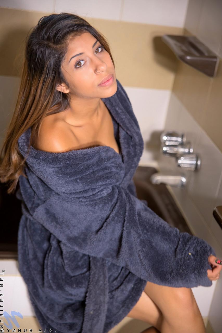 20P La merveilleuse jeune latina Lola Bunny joue avec son manchon chaud tout en prenant une douche.