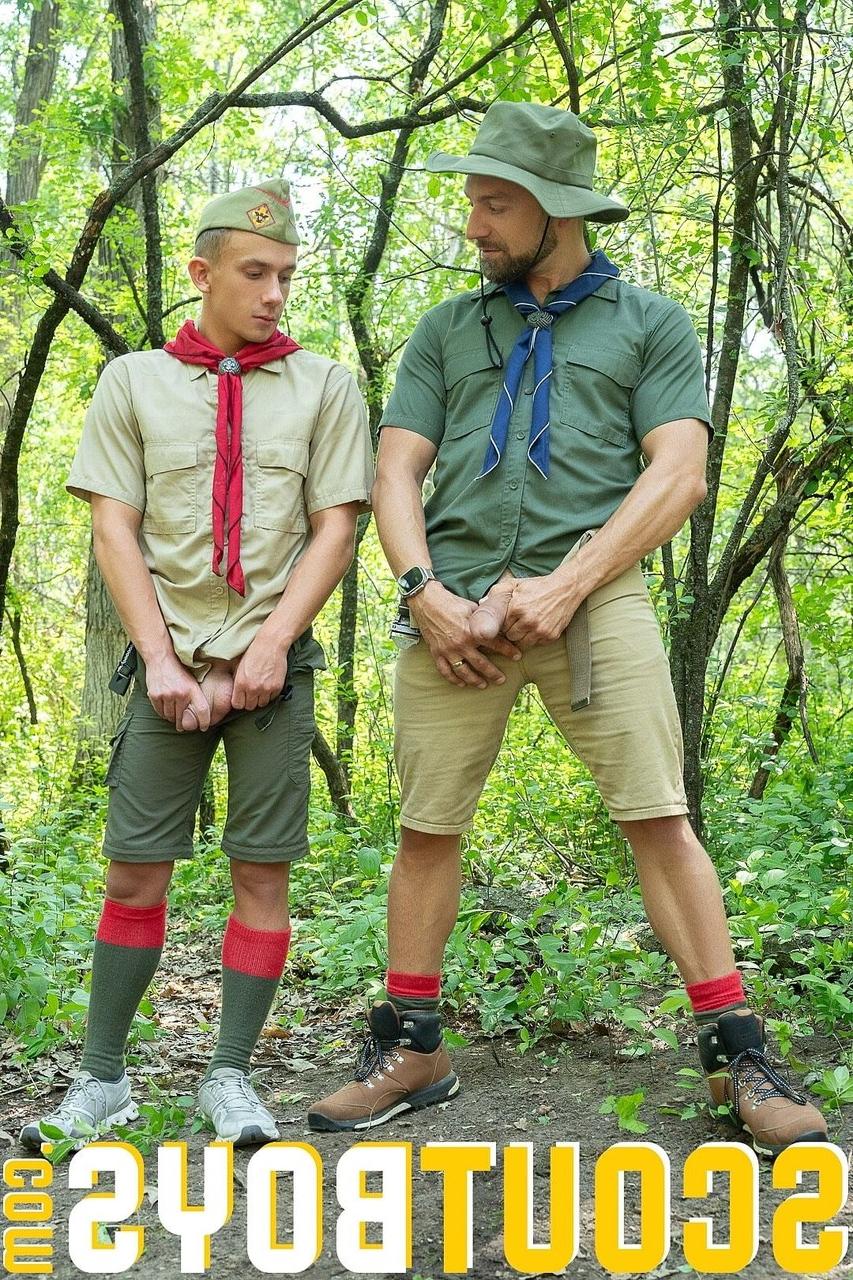 20P El jefe de exploradores gay Banner le hace un beso negro a un jovencito caliente y se lo folla a lo perrito