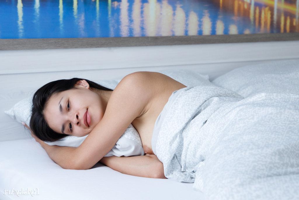 16P Die schöne Latina-Teenagerin Ryanne Keena posiert völlig nackt auf ihrem Bett