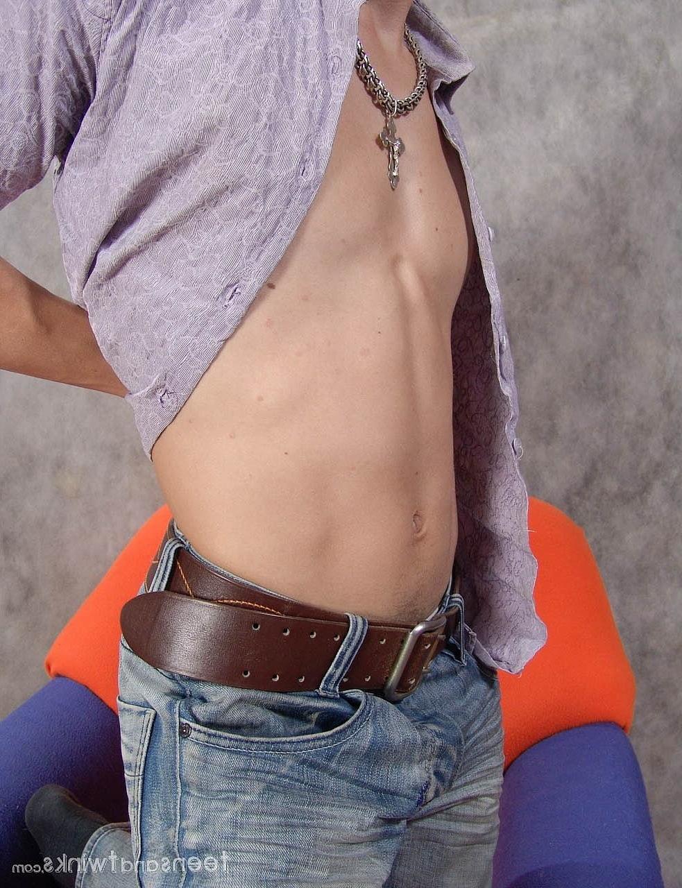 20P O magrelo gay gostoso Raven tira a roupa, agarra seu pau gordo e bate uma punheta nele