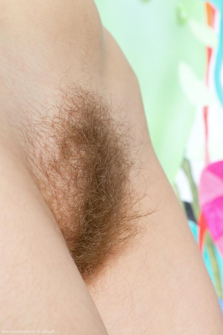 20P La rubia malika mostrando sus axilas peludas y su coño peludo