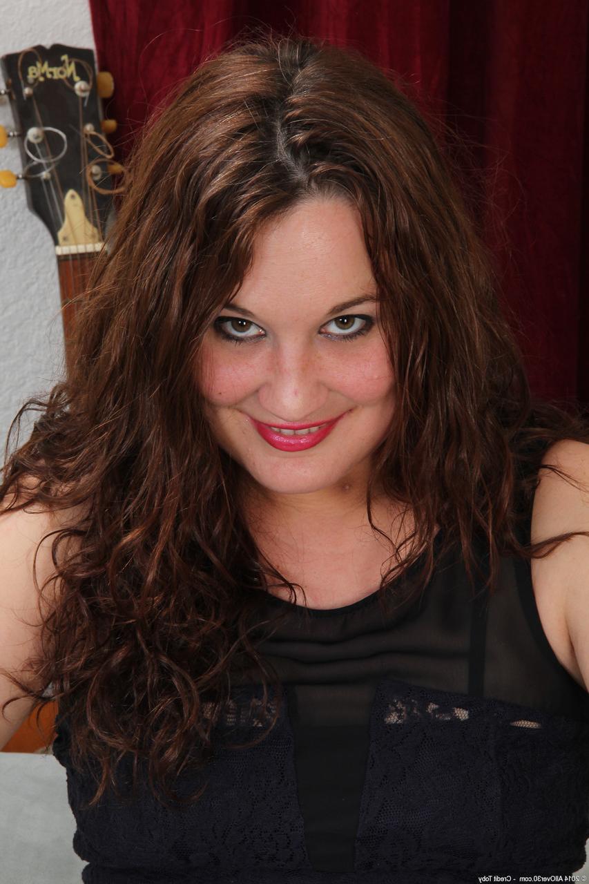 20P MILF Belle Star stellt ihre sexy Beine in Strümpfen und ihre sexy nackten Füße zur Schau