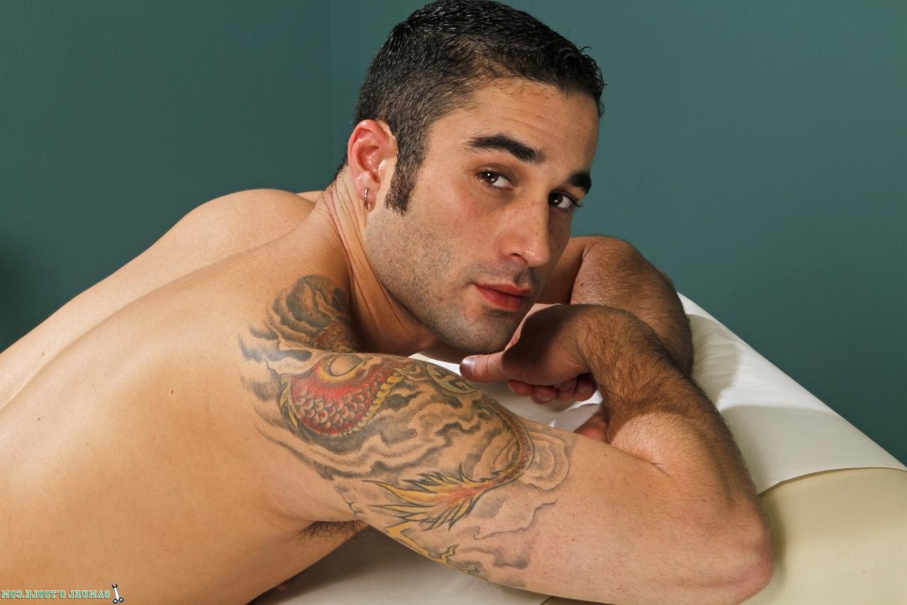 20P Gay deslumbrante com tatuagens Samuel O'Toole puxa o pau e se masturba