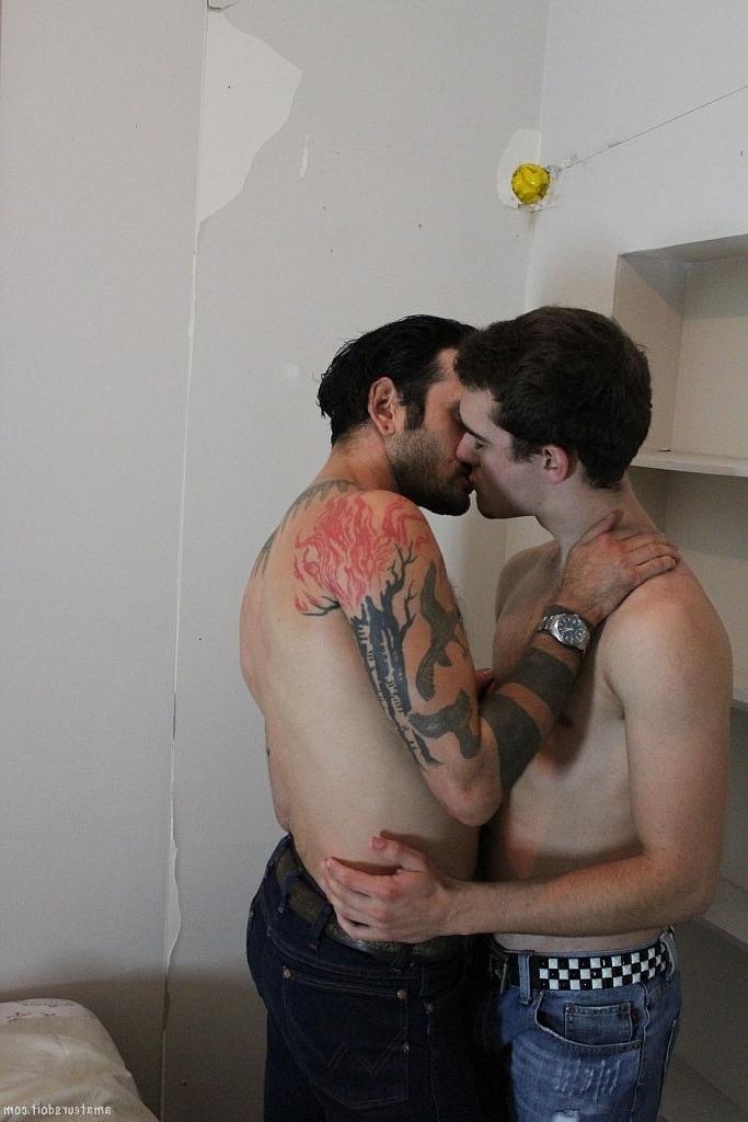 20P Carter Cumalot et Rocco Hard, amateurs gays brunes, se déshabillent et s'embrassent français