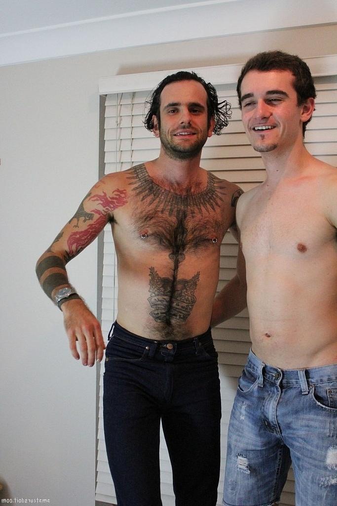 20P Carter Cumalot et Rocco Hard, amateurs gays brunes, se déshabillent et s'embrassent français
