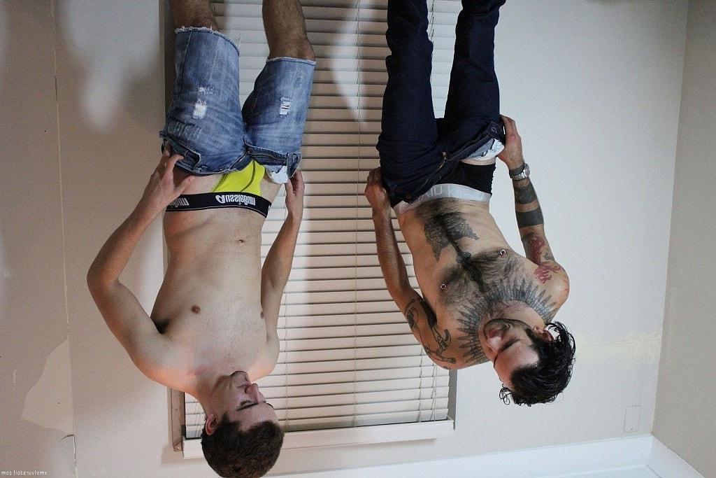20P Carter Cumalot et Rocco Hard, amateurs gays brunes, se déshabillent et s'embrassent français
