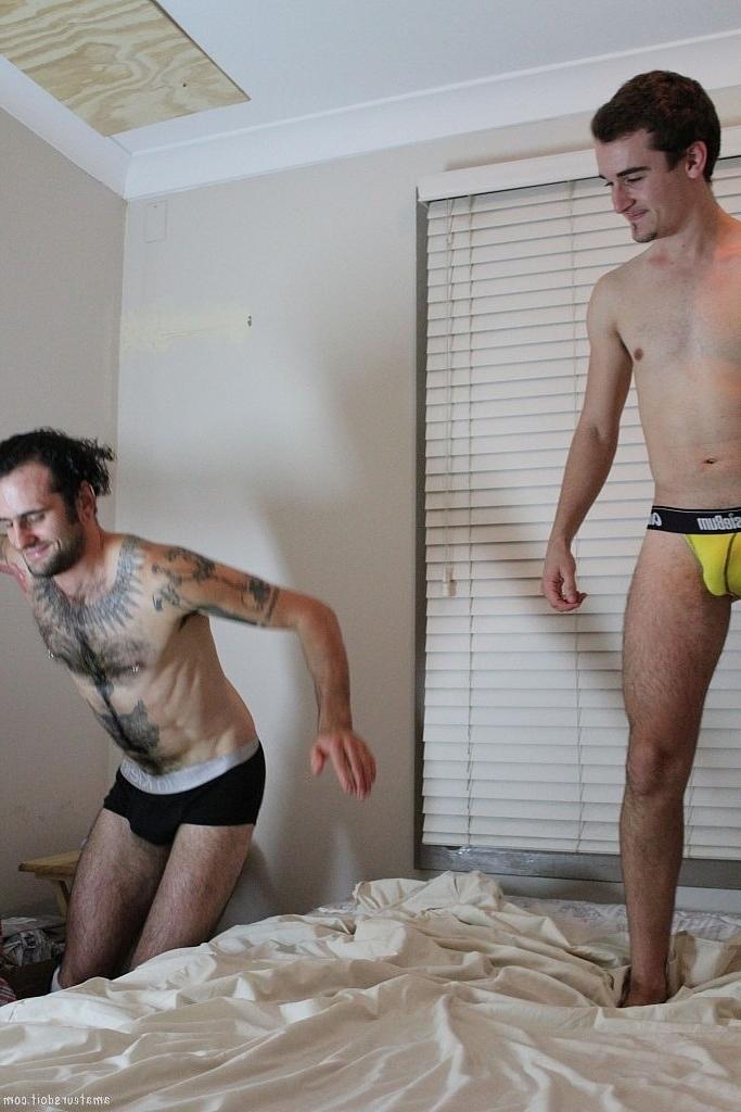 20P Carter Cumalot et Rocco Hard, amateurs gays brunes, se déshabillent et s'embrassent français