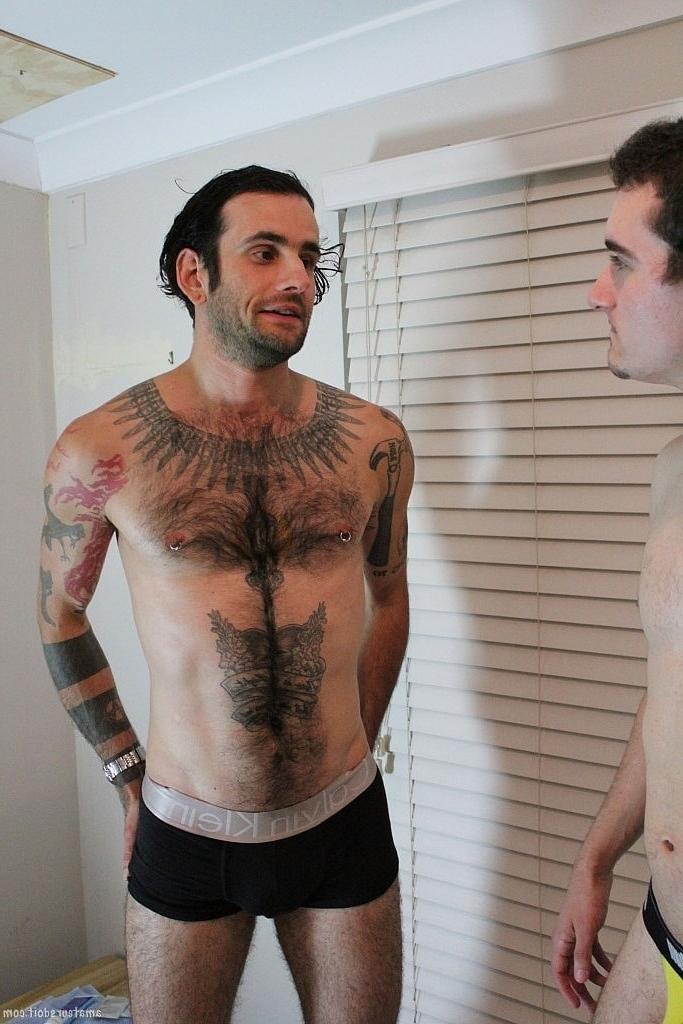 20P Carter Cumalot et Rocco Hard, amateurs gays brunes, se déshabillent et s'embrassent français