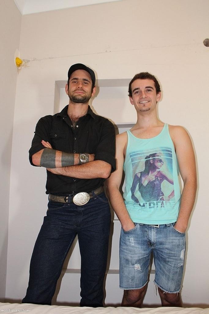 20P Carter Cumalot et Rocco Hard, amateurs gays brunes, se déshabillent et s'embrassent français