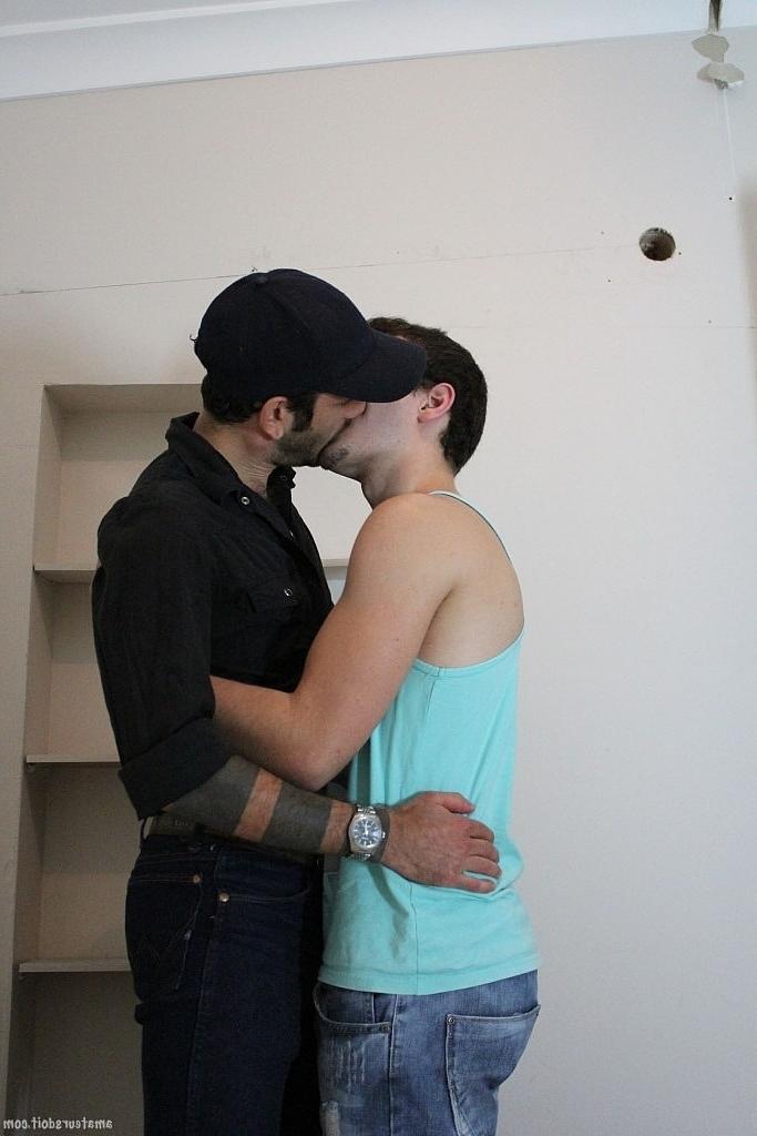 20P Carter Cumalot et Rocco Hard, amateurs gays brunes, se déshabillent et s'embrassent français