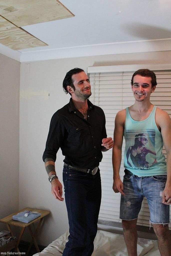 20P Carter Cumalot et Rocco Hard, amateurs gays brunes, se déshabillent et s'embrassent français