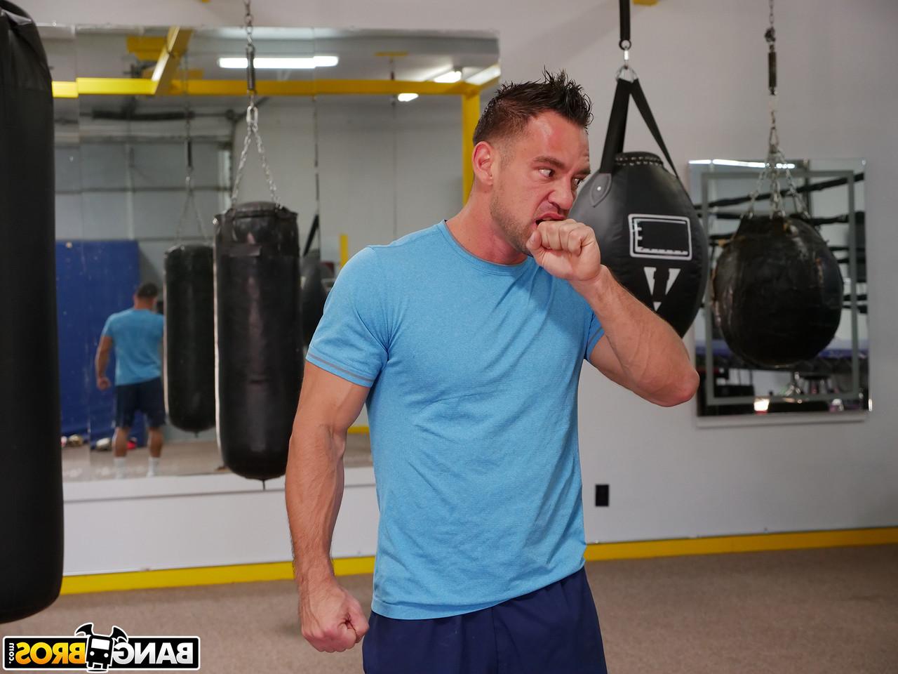 20P A gata de boxe de ébano, Amethyst Banks, leva uma surra de seu treinador após o treino