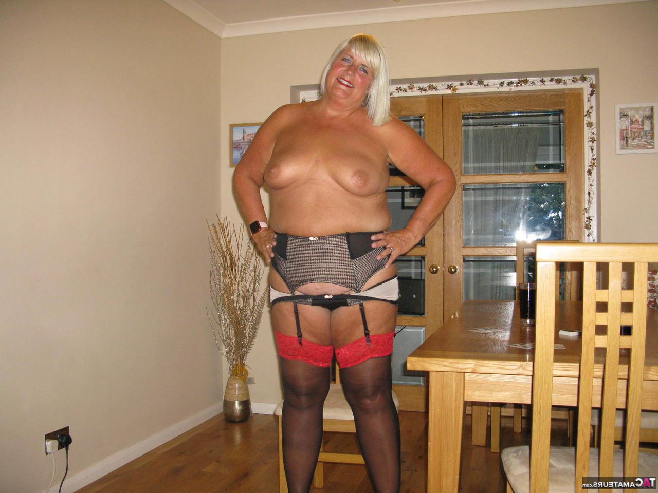 20P La blonde mature BBW Chrissy Uk perd ses vêtements en jouant au strip poker.