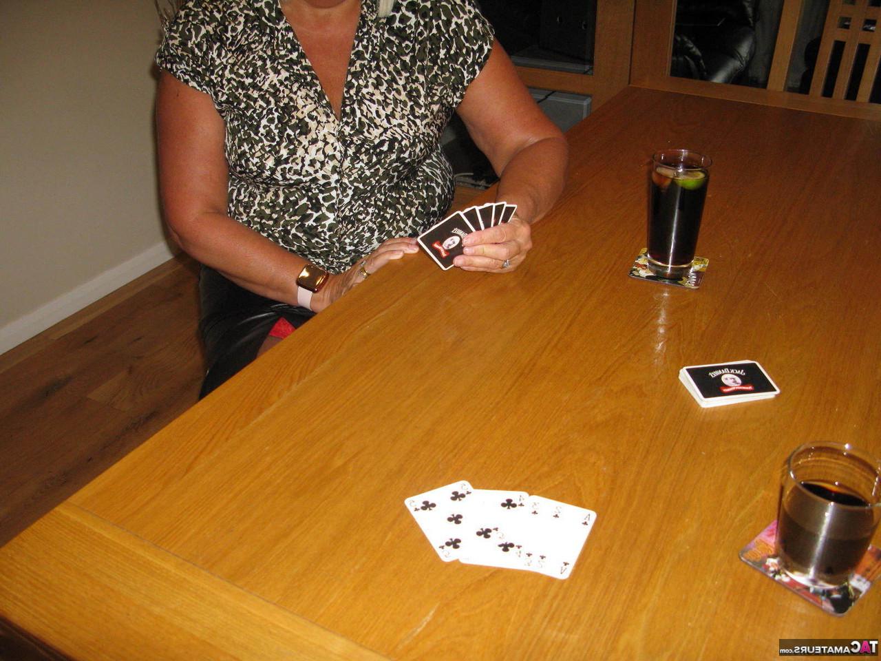 20P La blonde mature BBW Chrissy Uk perd ses vêtements en jouant au strip poker.