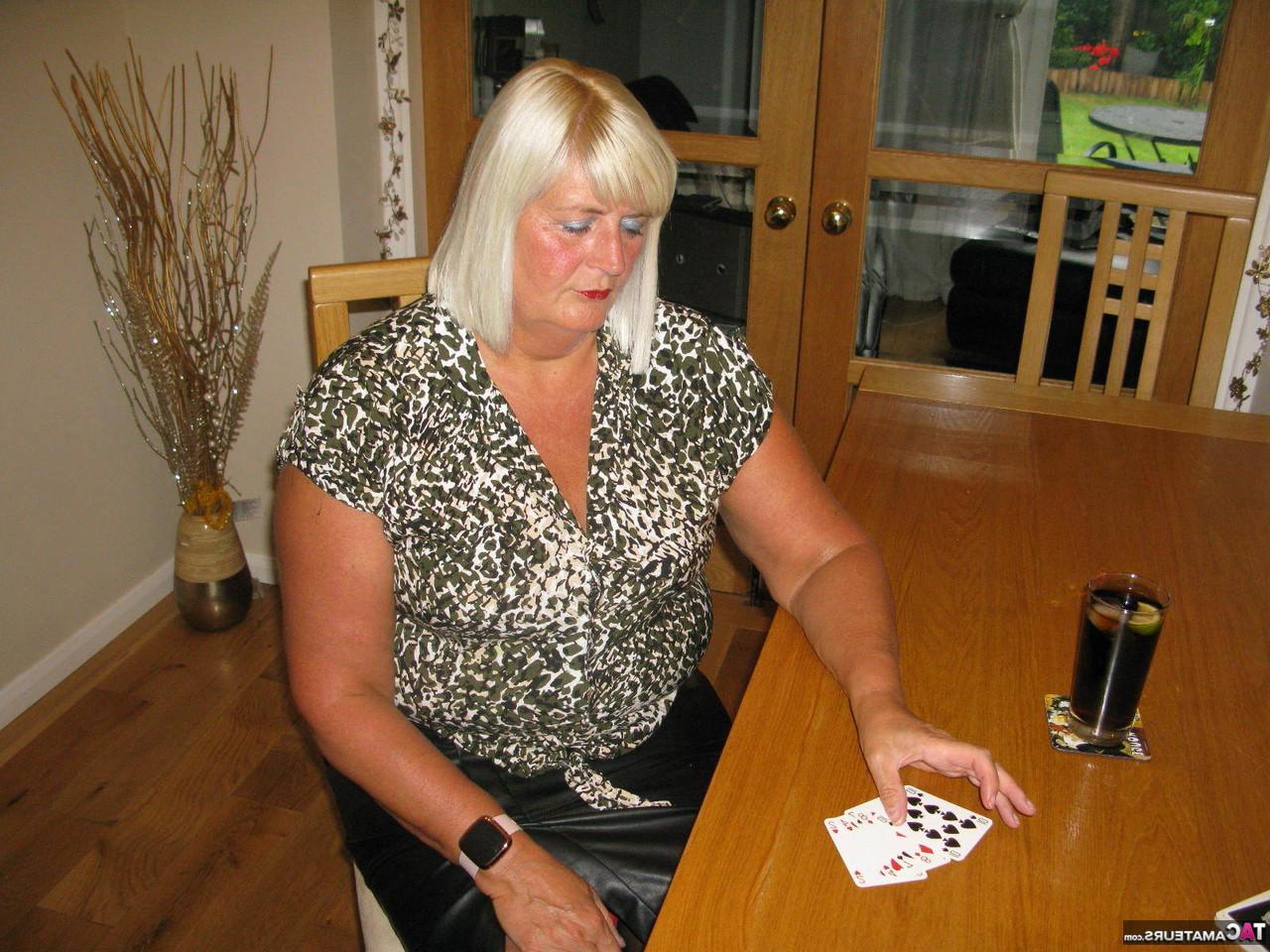 20P La blonde mature BBW Chrissy Uk perd ses vêtements en jouant au strip poker.