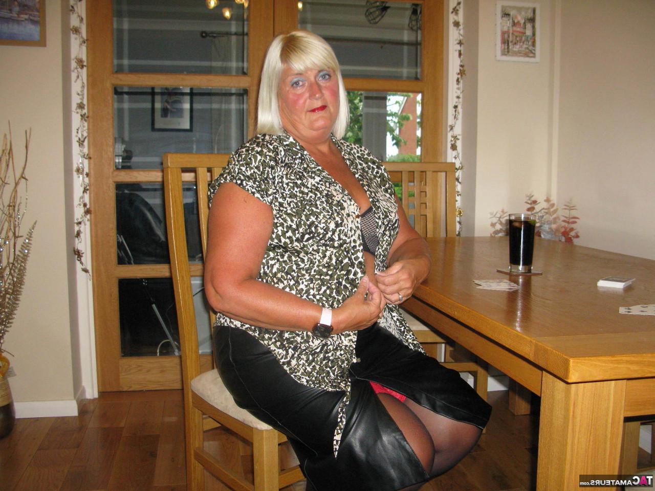 20P La blonde mature BBW Chrissy Uk perd ses vêtements en jouant au strip poker.