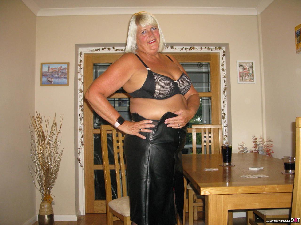 20P La blonde mature BBW Chrissy Uk perd ses vêtements en jouant au strip poker.