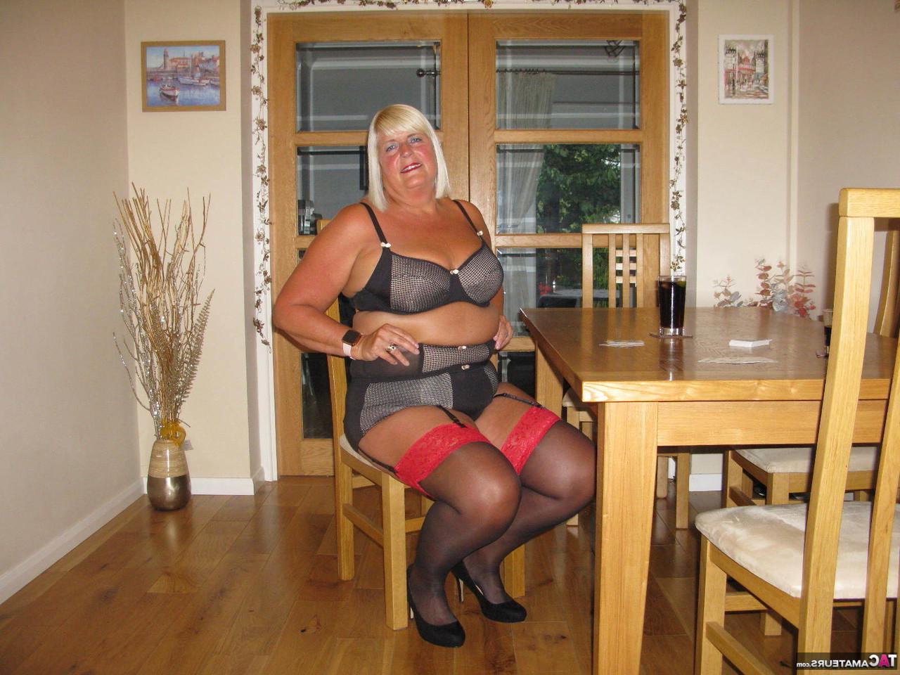 20P La blonde mature BBW Chrissy Uk perd ses vêtements en jouant au strip poker.
