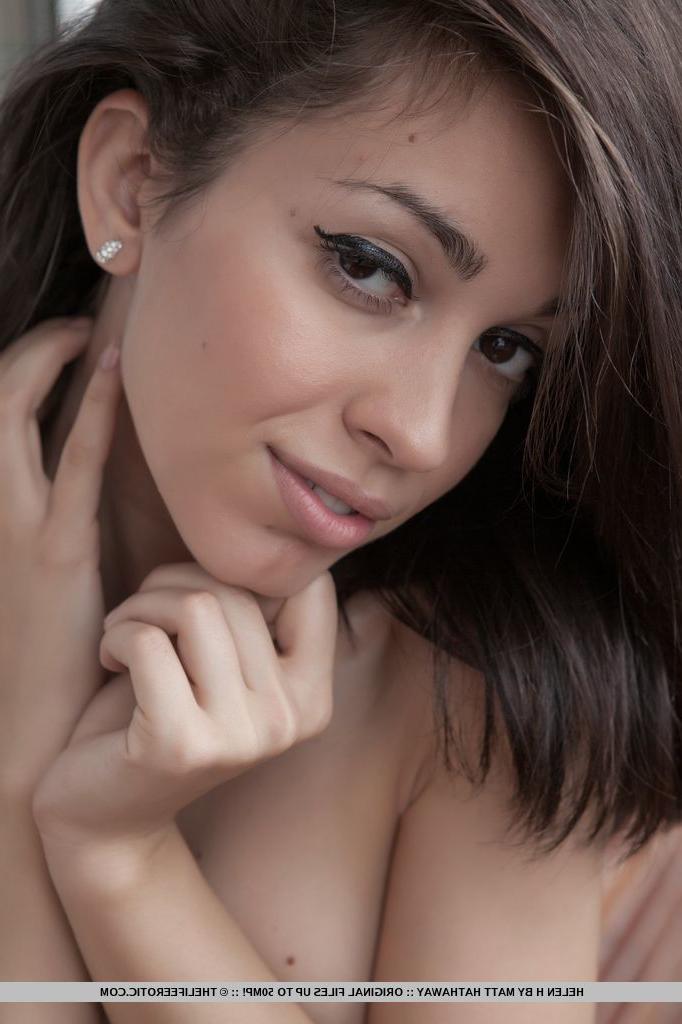 16P A adolescente sexy Helen H descobre seus seios empinados antes de se masturbar nua