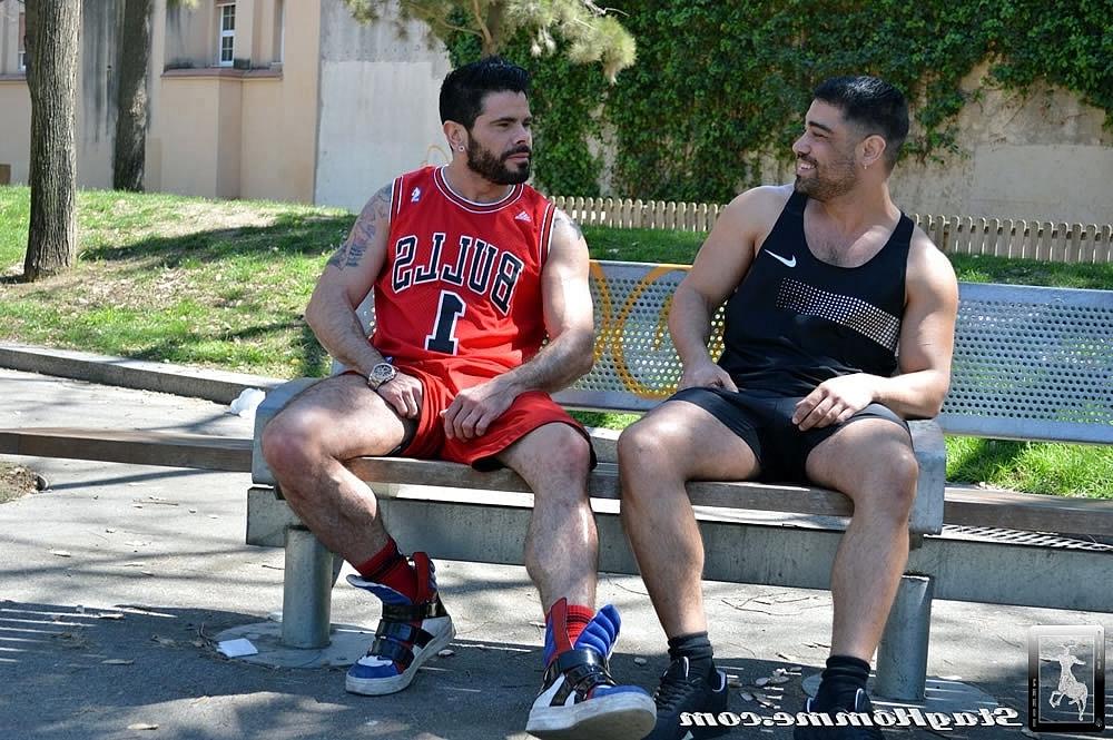 20P Die muskulösen schwulen Männer Wagner Victoria und Mario Domenech haben Doggystyle-Analsex