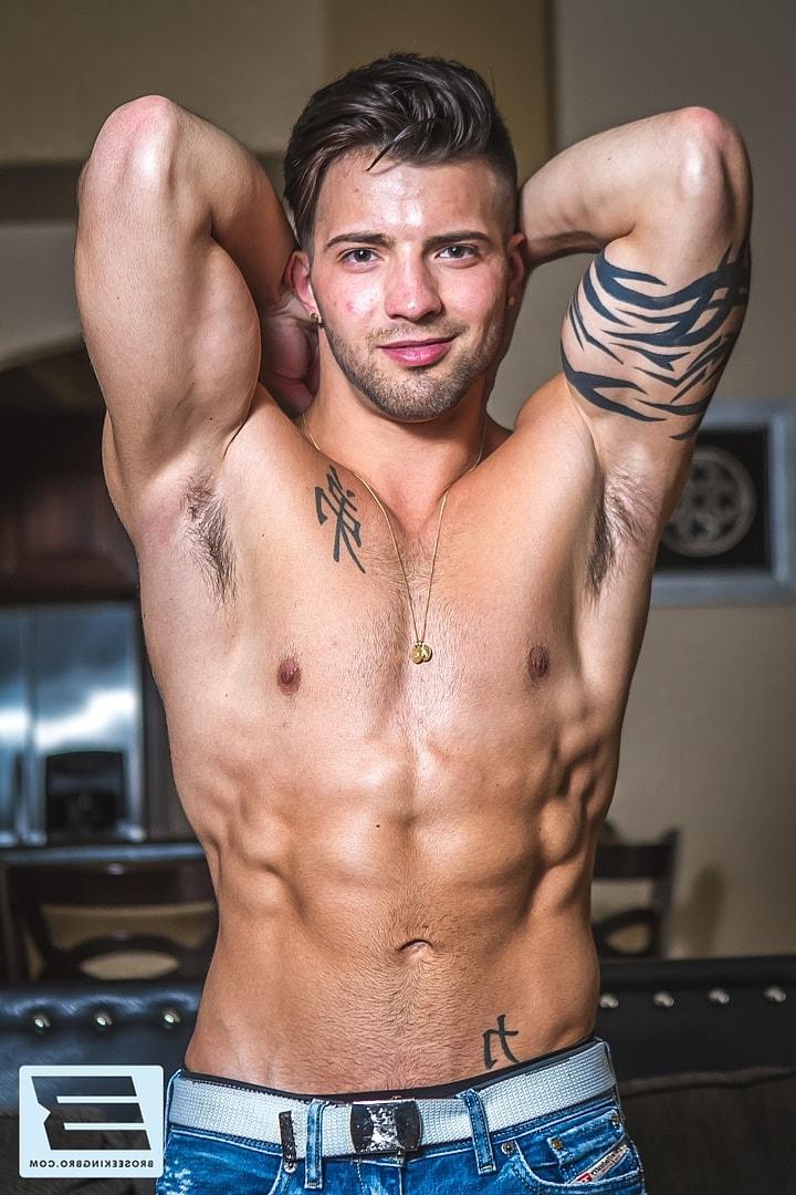 20P Homens gays Colby Jansen e Jack Hunter chupam o pau grande um do outro e fazem sexo anal