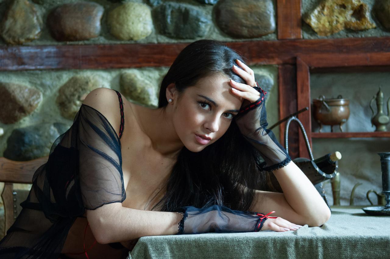 20P Adolescente atraente posando em sua lingerie sexy transparente e salto alto