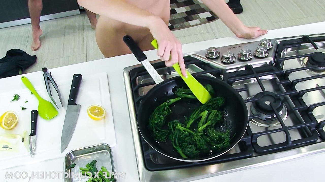 20P MILF Alexa Grace lässt sich beim Kochen in der Küche ihren Biber lecken und bumsen