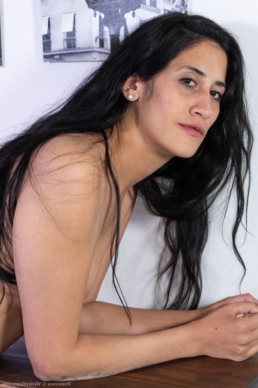 20P A beleza exótica Francesca fica de salto alto e brinca com seu regalo peludo