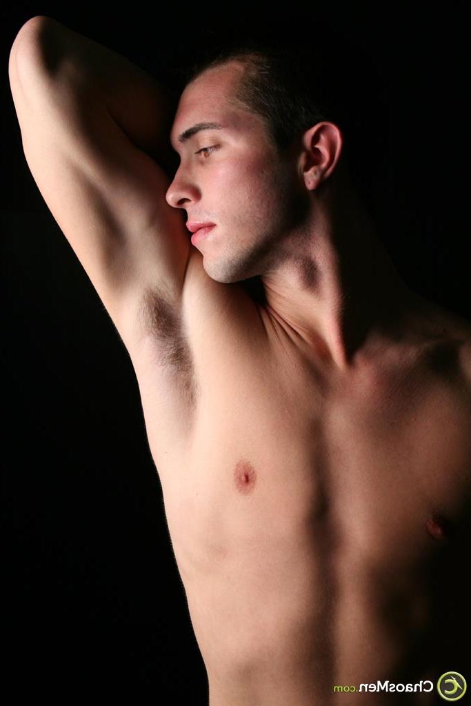 20P La belle brune gay Van se déshabille et révèle son pénis dur et son joli butin