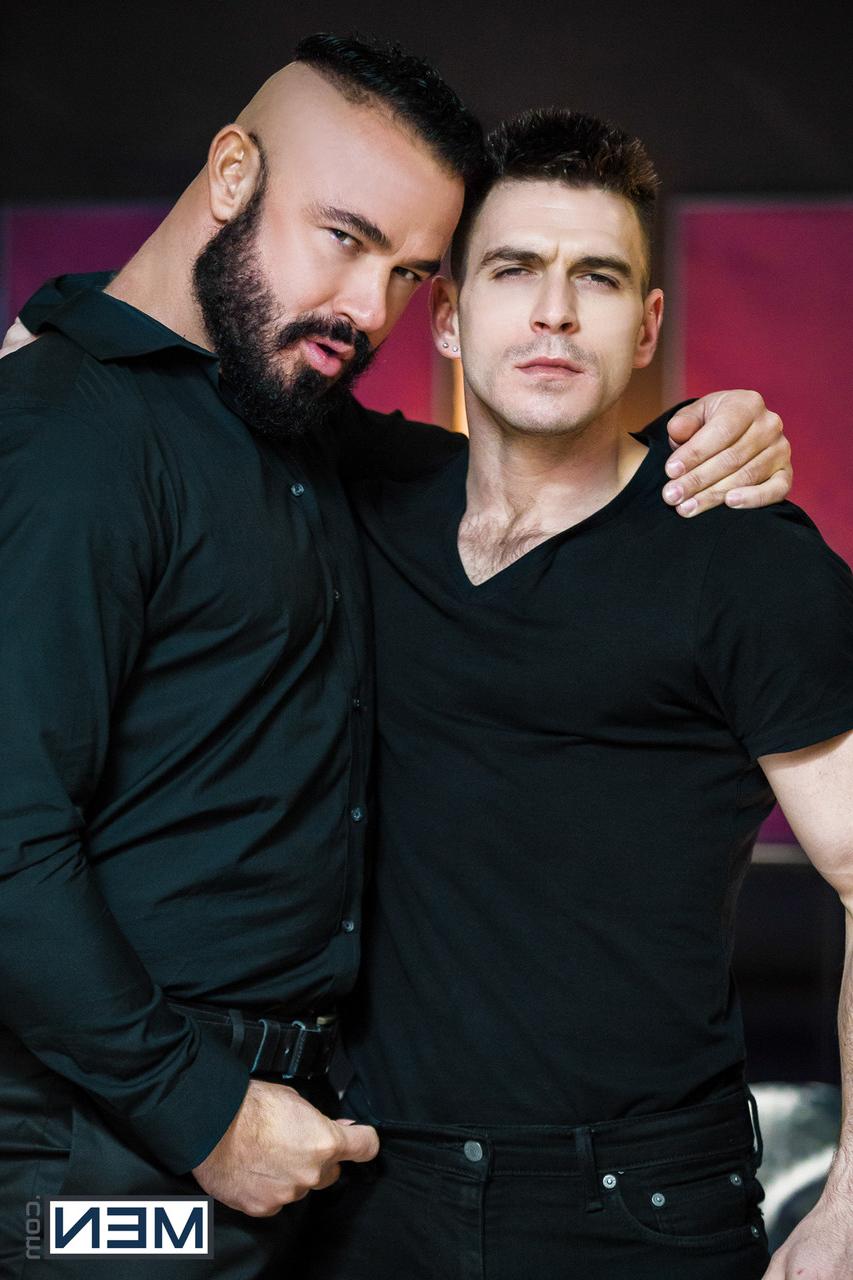 17P Hunky men Jessy Ares and Paddy O'Brian kiss before bareback fucking