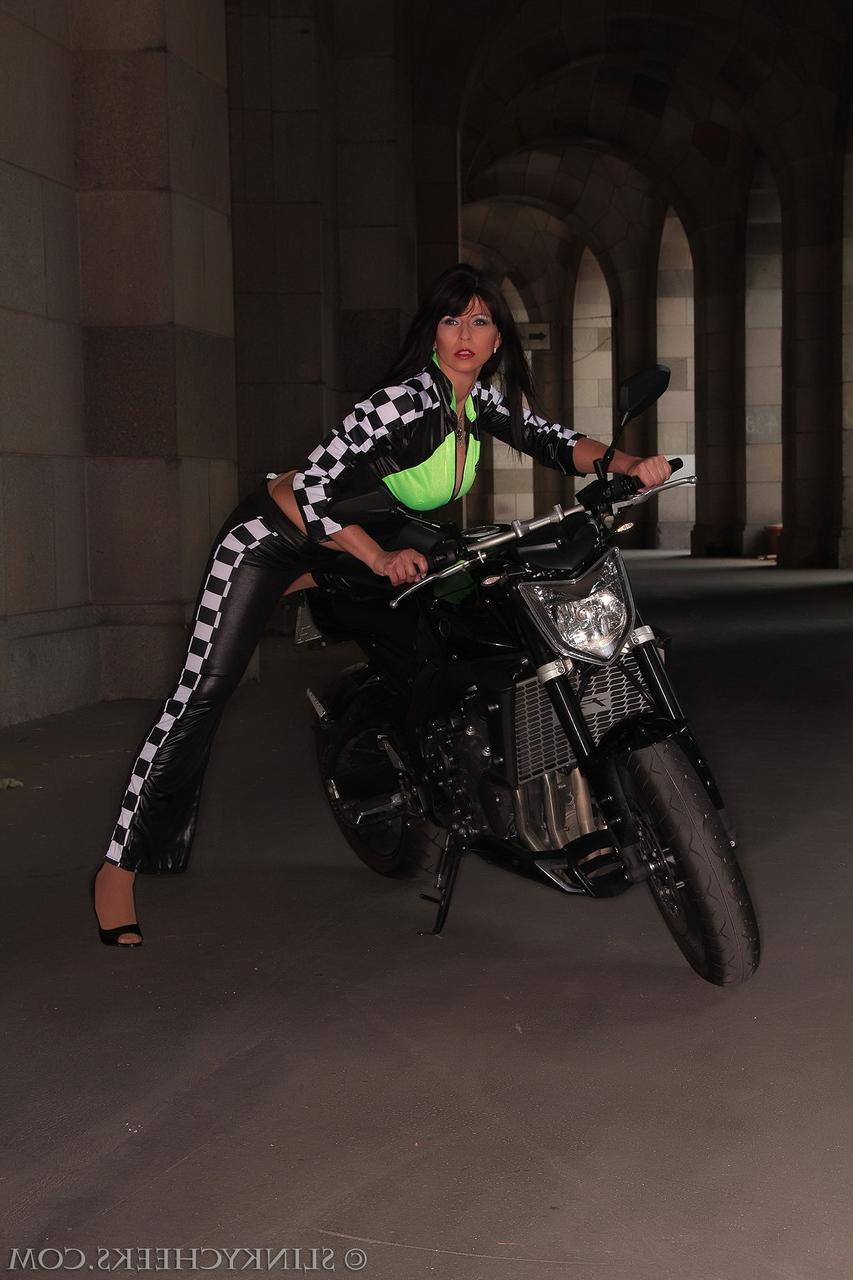 15P A excêntrica motociclista alemã Desyra Noir posa com sua roupa gostosa e mostra seus seios
