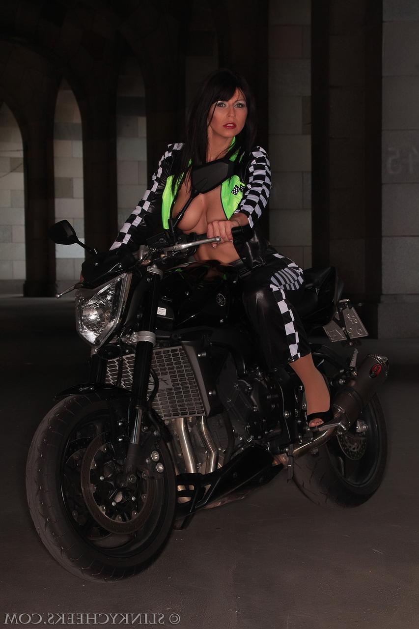 15P A excêntrica motociclista alemã Desyra Noir posa com sua roupa gostosa e mostra seus seios