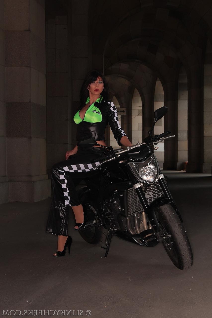 15P A excêntrica motociclista alemã Desyra Noir posa com sua roupa gostosa e mostra seus seios