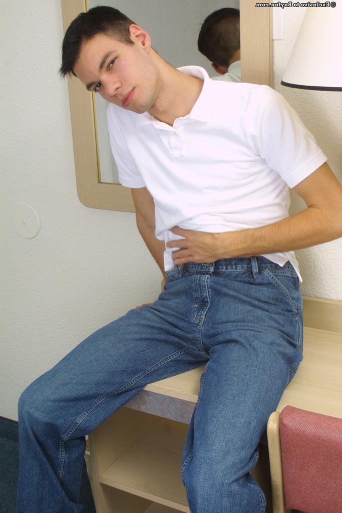 20P Alexander, gay maigre et excité, enlève son jean et sa chemise et se masturbe