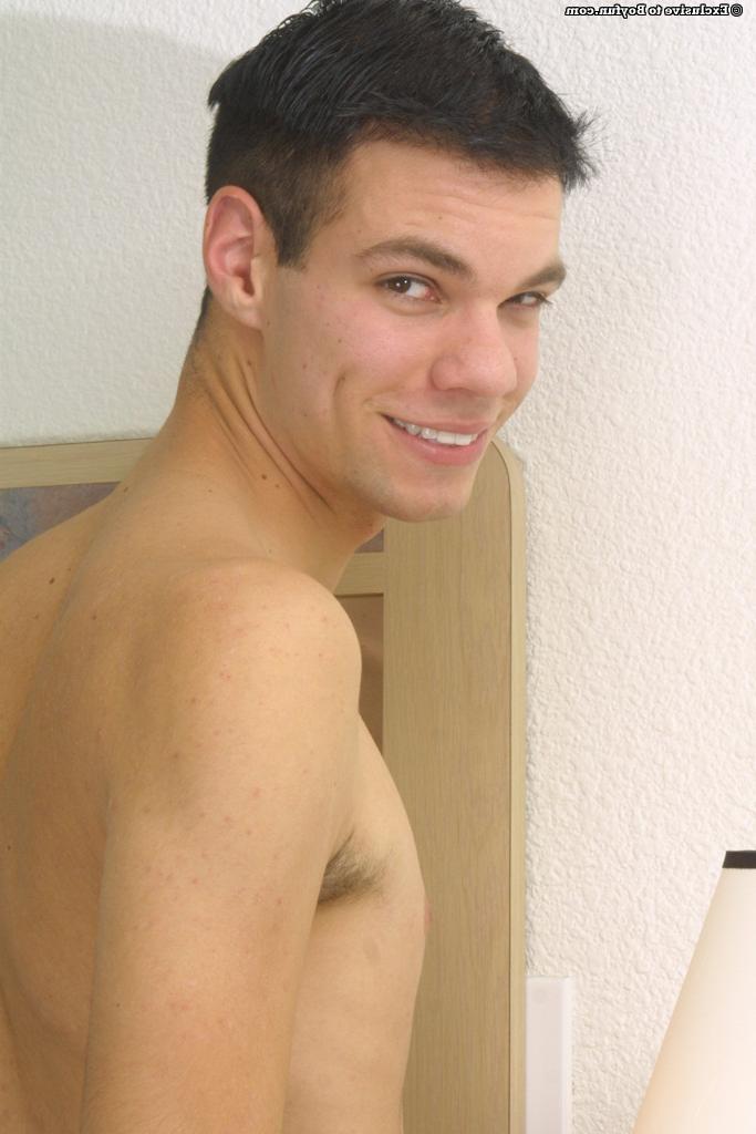 20P Alexander, gay maigre et excité, enlève son jean et sa chemise et se masturbe