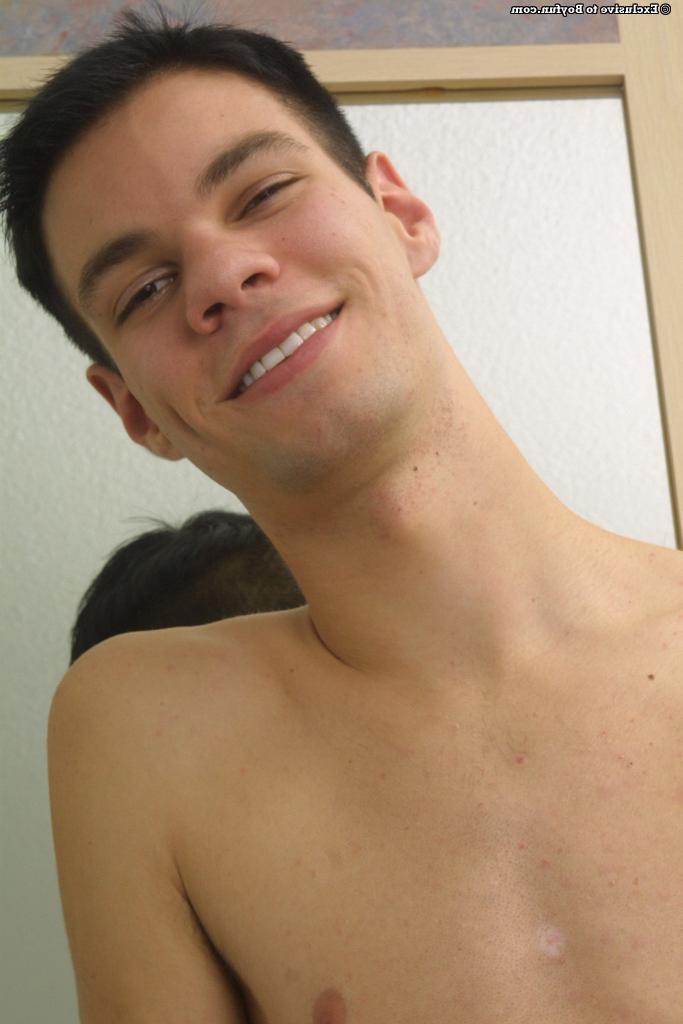 20P Alexander, gay maigre et excité, enlève son jean et sa chemise et se masturbe