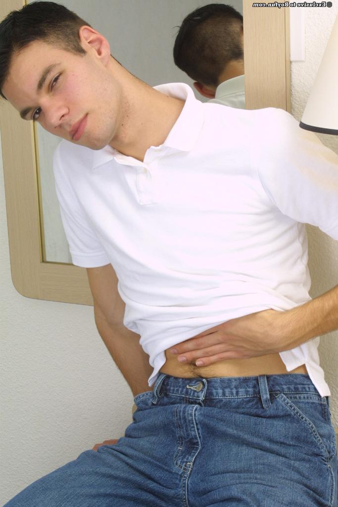 20P Alexander, gay maigre et excité, enlève son jean et sa chemise et se masturbe