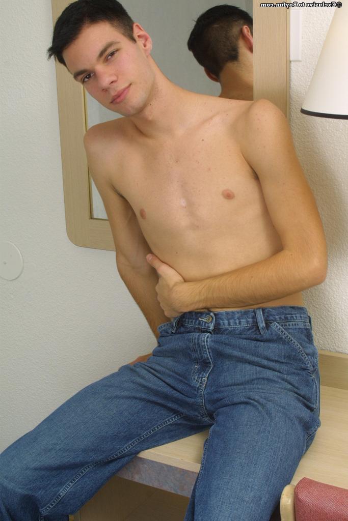 20P Alexander, gay maigre et excité, enlève son jean et sa chemise et se masturbe