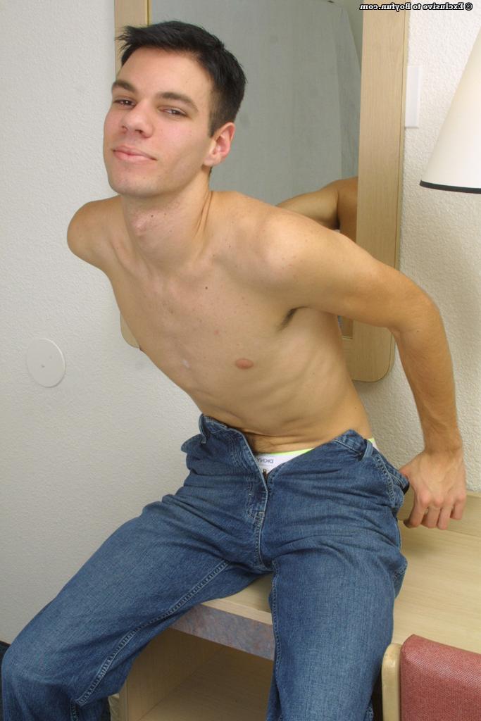 20P Alexander, gay maigre et excité, enlève son jean et sa chemise et se masturbe