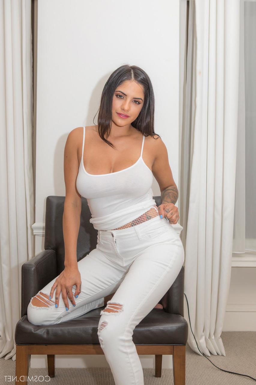 16P Tätowierte Amateurin zieht zerrissene Jeans aus, um nackt zu posieren