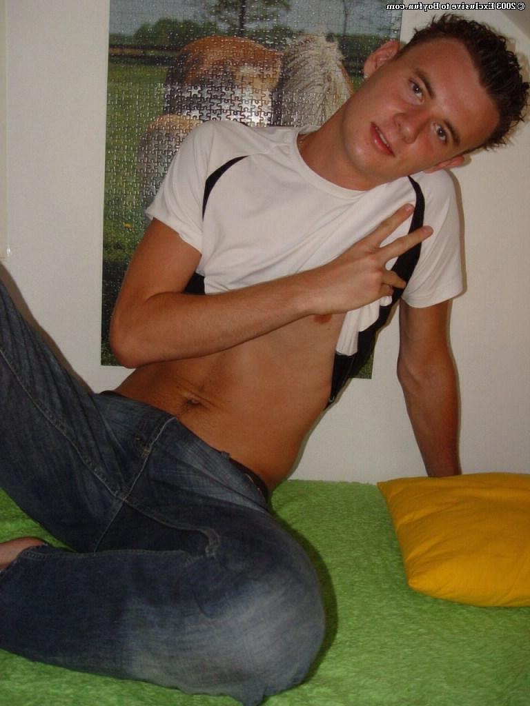 20P Der schwule brünette Stepan zieht seine Jeans aus und holt sich einen runter von seinem kleinen Schwanz