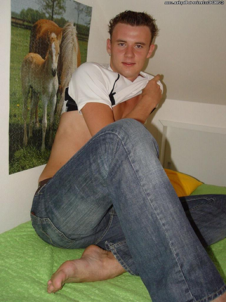 20P Der schwule brünette Stepan zieht seine Jeans aus und holt sich einen runter von seinem kleinen Schwanz