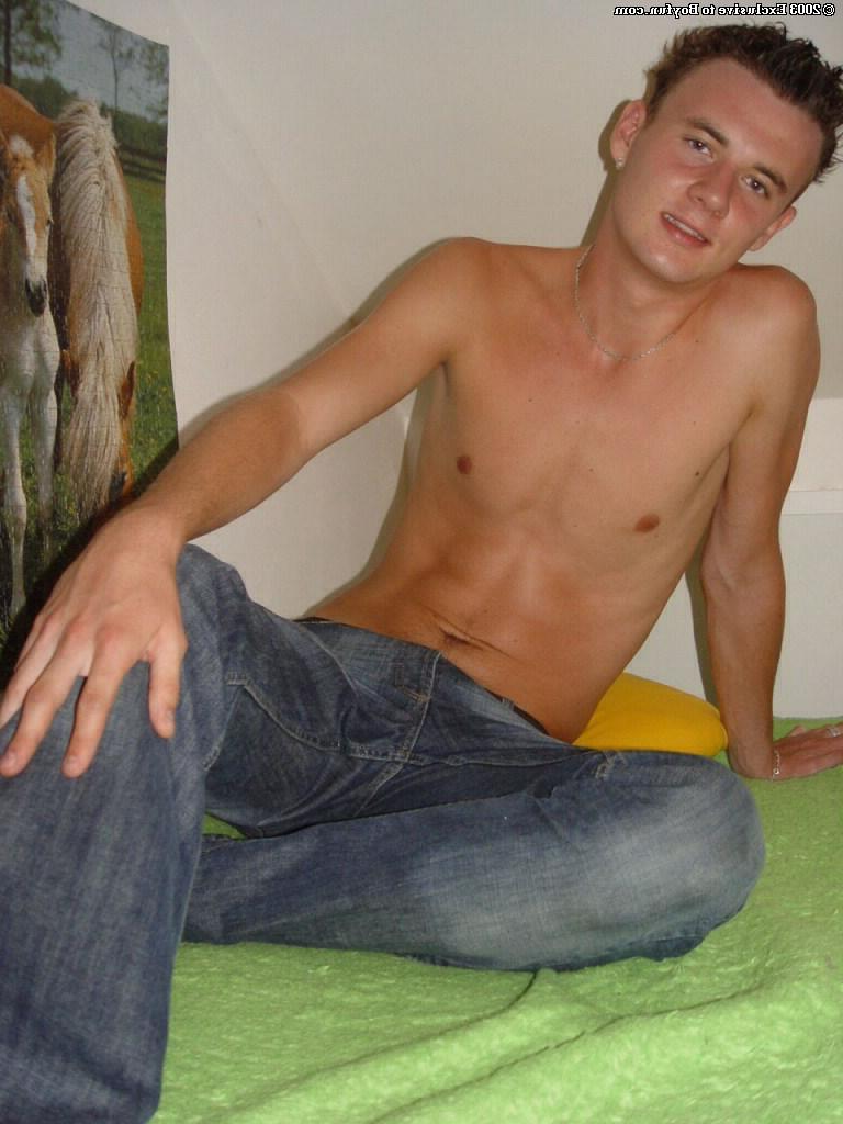 20P Der schwule brünette Stepan zieht seine Jeans aus und holt sich einen runter von seinem kleinen Schwanz