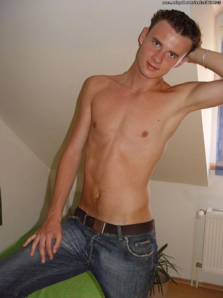 20P Der schwule brünette Stepan zieht seine Jeans aus und holt sich einen runter von seinem kleinen Schwanz